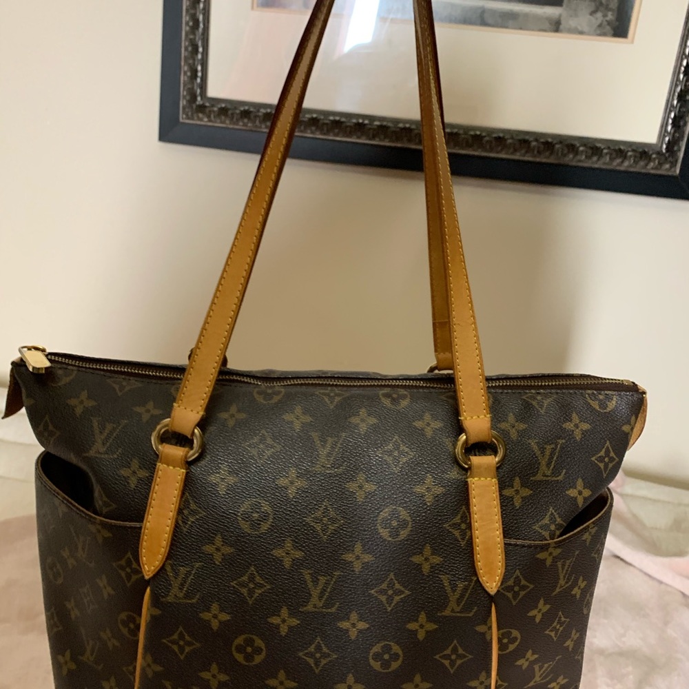 Totally MM Shoulder Tote. Louis Vuitton Brown Monogram Tote.. - Picture 2 of 16